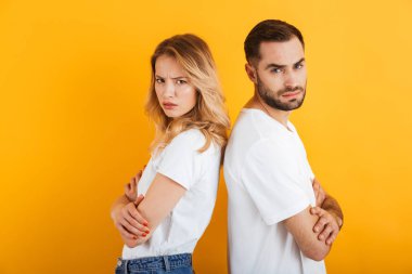 Kavga sırasında arka arkaya dururken kaşlarını çatma temel t-shirt karışık çift erkek ve kadın Görüntü