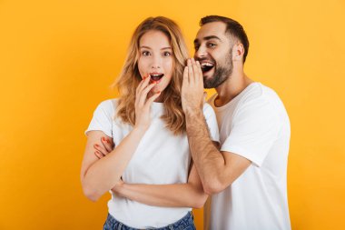 Temel t-shirt sırları fısıldayan çekici çift erkek ve kadın Görüntü birbirlerine sırları veya dedikodular fısıldıyor