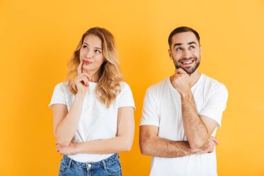 Birlikte yukarı bakarken düşünceli çift erkek ve kadın rüya ve düşünme Görüntü