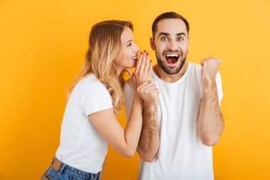 Temel t-shirt sırları fısıldayan ya da birbirlerine dedikodu şaşıran çift erkek ve kadın Görüntü