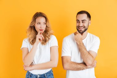 Birbirlerine bakarken gülümseyen ve flört baştan çıkarıcı çift erkek ve kadın Görüntü