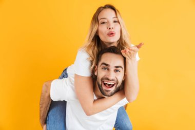 Yakışıklı adam güzel kadın piggybacking ise neşeli çift gülme ve eğlenmek Görüntü