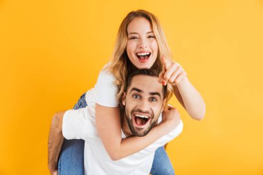 Yakışıklı adam güzel kadın piggybacking ise heyecanlı çift gülme ve eğlenmek Görüntü