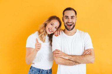 Heyecanlı neşeli genç çift izole ayakta