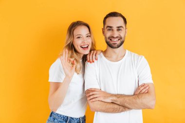 Heyecanlı neşeli genç çift izole ayakta