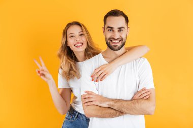 Güzel çift erkek ve kadın kameraya gülümseyen ve barış işareti gösteren görüntü