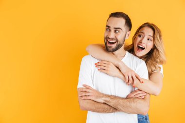 Copyspace bir kenara bakarken merak ifade etkileyici çift erkek ve kadın Görüntü