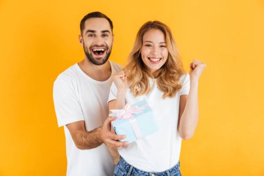 Yakışıklı adam güzel kadına mevcut kutu verirken gülümseyen çift görüntü