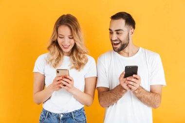 Temel t-shirt meraklı genç çift erkek ve kadın Portresi