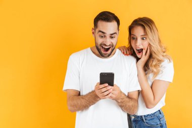Birlikte cep telefonu bakarken merak şaşıran çift erkek ve kadın Görüntü