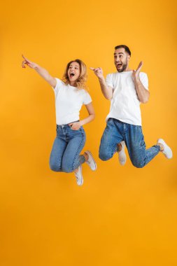 Birbirine parmaklarını doğrulturken şaşıran çiftin sevinme ve zıplama tam uzunlukta görüntü