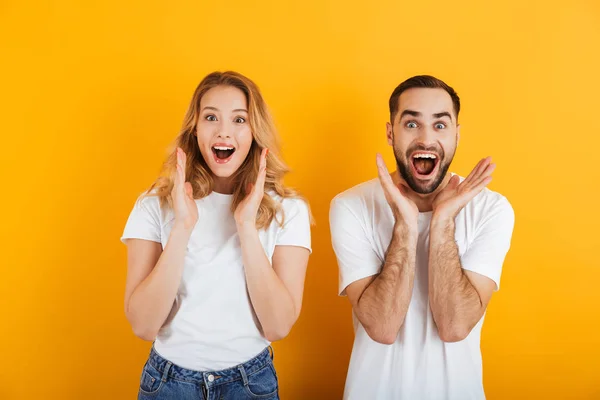 Imagen de personas excitadas hombre y mujer en ropa básica expresando sorpresa con la boca abierta — Foto de Stock