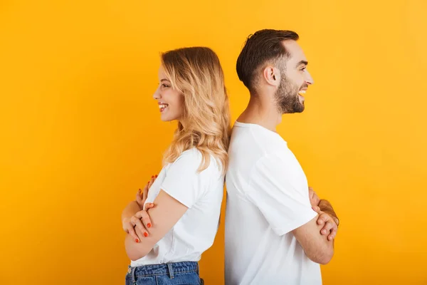 Beeld van jonge mensen man en vrouw in Basic t-shirts glimlachen terwijl staan terug naar achteren — Stockfoto