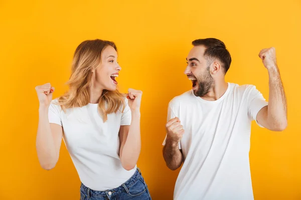 Retrato de positivo satisfeito casal homem e mulher no básico t-shi — Fotografia de Stock