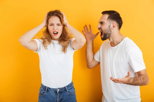 Imagen de pareja discutiendo hombre y mujer en camisetas básicas gritándose entre sí durante la pelea — Foto de Stock