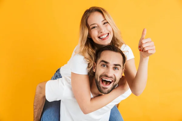 Opgewonden vrolijk jong stel staande geïsoleerd — Stockfoto