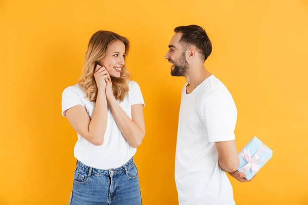 Image de couple heureux se réjouissant tandis que bel homme donnant boîte cadeau à belle femme — Photo