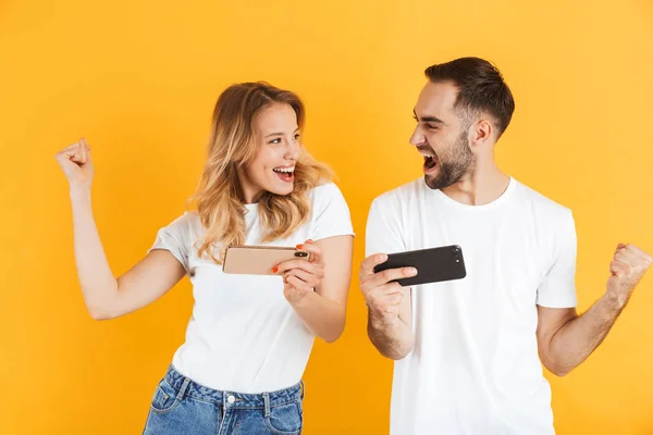 Портрет счастливой молодой пары мужчины и женщины в основных футболках — стоковое фото
