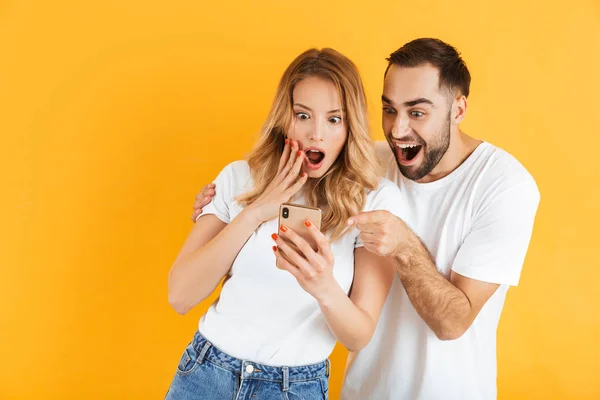 Retrato de pareja positiva hombre y mujer en camisetas básicas wond — Foto de Stock