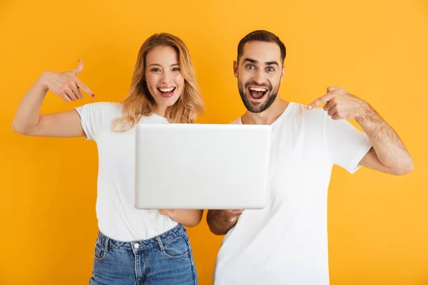 Kép-ból izgatott pár ember és asszony öröm együtt rövid idő mutatva ujjak-on laptop — Stock Fotó