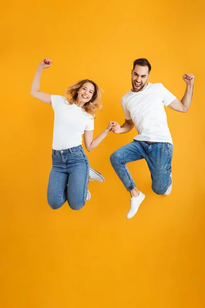 Imagem de comprimento total de casal atraente alegrar e pular enquanto apertando os punhos juntos — Fotografia de Stock