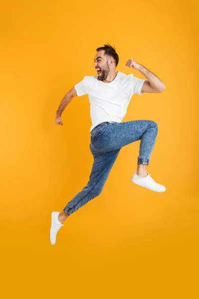 Volledige lengte foto van gelukkige blanke man met baard glimlachend en hardlopen — Stockfoto