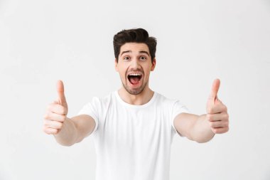 Neşeli bir genç adam tam uzunlukta portresi