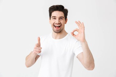 Neşeli bir genç adam tam uzunlukta portresi