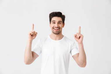 Neşeli bir genç adam tam uzunlukta portresi