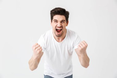Heyecanlı mutlu genç adam beyaz duvar arka plan üzerinde izole poz.