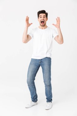 Heyecanlı mutlu genç adam beyaz duvar arka plan üzerinde izole poz.