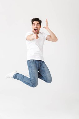 Neşeli bir genç adam tam uzunlukta portresi