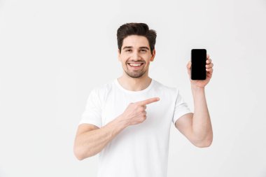 Neşeli bir genç adam tam uzunlukta portresi