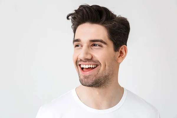 Ευτυχισμένος νέος ενθουσιασμένος συναισθηματικός άνθρωπος που παρουσιάζουν απομονωμένα σε λευκό τοίχο φόντο. — Φωτογραφία Αρχείου
