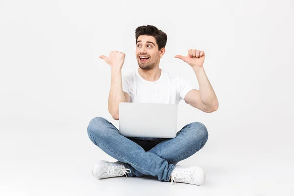 Retrato de comprimento total de um jovem alegre — Fotografia de Stock