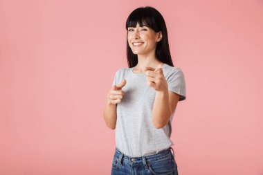 Şaşırtıcı kadın işaret açık pembe arka plan duvar üzerinde izole poz.