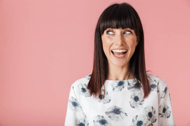 Güzel mutlu genç kadın pembe duvar arka plan üzerinde izole poz.