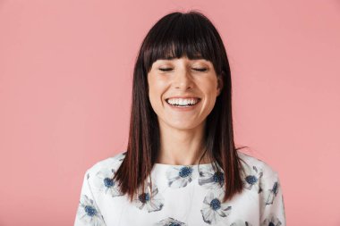 Güzel mutlu genç kadın pembe duvar arka plan üzerinde izole poz.