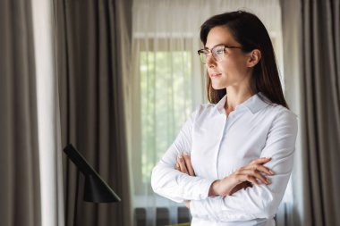 Resmi giyim evde poz güzel genç iş kadını kapalı giysiler giymek.