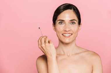 Çekici sağlıklı üstsüz esmer kadının güzellik portresi