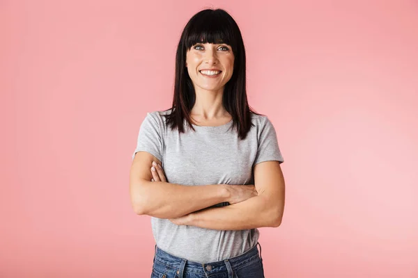 Attraktive junge brünette Frau stehend — Stockfoto