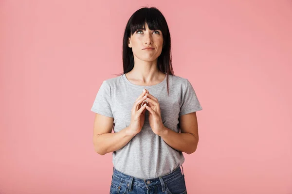 Mulher nervosa emocional incrível posando isolado sobre a parede de fundo rosa claro mostrando esperançoso por favor gesto . — Fotografia de Stock