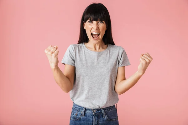 Feliz mujer emocionada posando aislada sobre la pared de fondo rosa claro hacer gesto ganador . —  Fotos de Stock