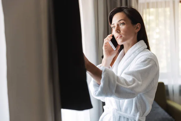 Portret van aantrekkelijke volwassen zakenvrouw praten op mobiele telefoon — Stockfoto