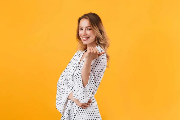 Linda jovem loira usando vestido de verão — Fotografia de Stock