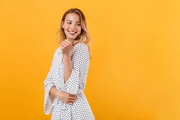 Linda jovem loira usando vestido de verão — Fotografia de Stock