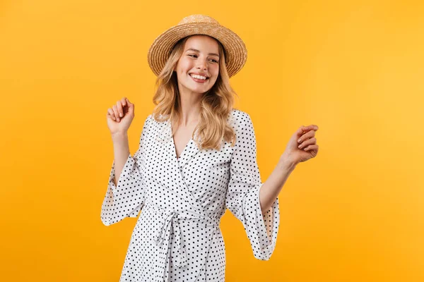 Hermosa mujer rubia joven con vestido de verano — Foto de Stock