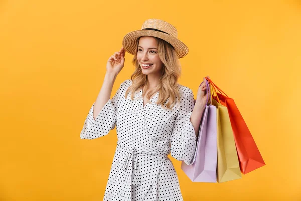 Retrato de una encantadora joven rubia —  Fotos de Stock