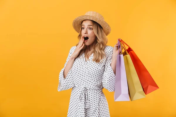 Porträt eines schönen jungen blonden Mädchens — Stockfoto