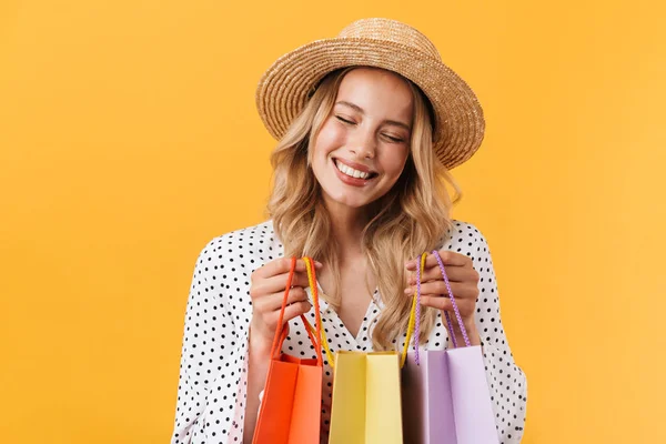 Mooie jonge blonde vrouw draagt zomer jurk — Stockfoto